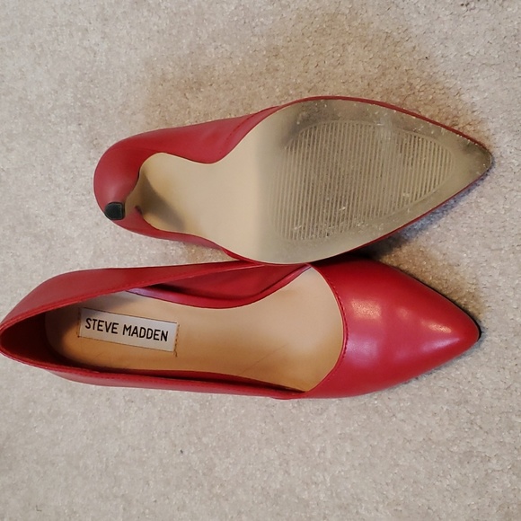 Steve Madden red pumps. Size 6 - Picture 6 of 7